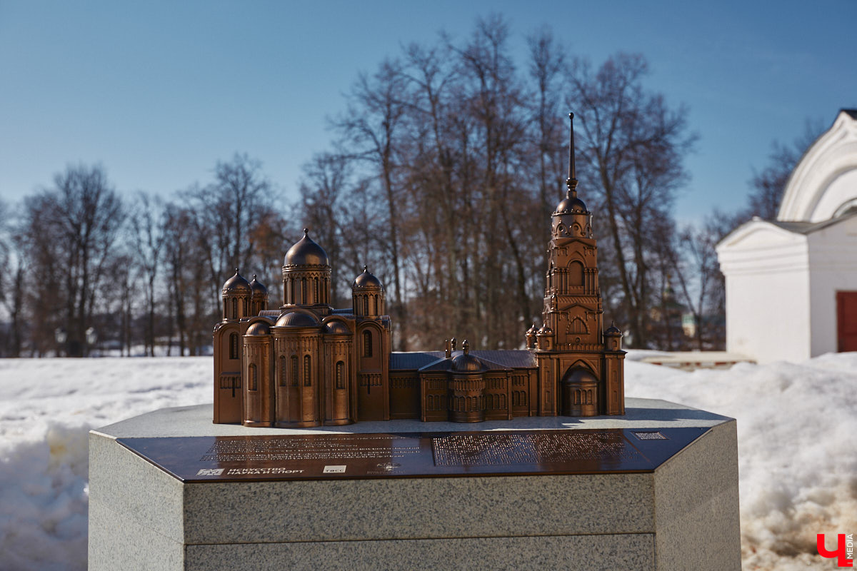 Николай Артлебен родился 25 (13 по старому стилю) марта 1827 года в Москве. По происхождению из дворян. Закончил Московское дворцовое архитектурное училище. 6 августа 1857 года был определен на должность владимирского епархиального архитектора, в обязанности которого входило проектирование, строительство и ремонт храмов и всех сооружений, относящихся к епархиальному ведомству. В 1866 году он стал еще и младшим архитектором Владимирского губернского правления. Поэтому, кроме церквей, спроектировал и несколько значительных светских сооружений, которые до сих пор украшают исторический центр Владимира. Давайте же прогуляемся по городу и полюбуемся шедеврами Николая Артлебена.