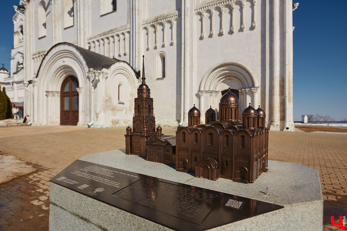 Николай Артлебен родился 25 (13 по старому стилю) марта 1827 года в Москве. По происхождению из дворян. Закончил Московское дворцовое архитектурное училище. 6 августа 1857 года был определен на должность владимирского епархиального архитектора, в обязанности которого входило проектирование, строительство и ремонт храмов и всех сооружений, относящихся к епархиальному ведомству. В 1866 году он стал еще и младшим архитектором Владимирского губернского правления. Поэтому, кроме церквей, спроектировал и несколько значительных светских сооружений, которые до сих пор украшают исторический центр Владимира. Давайте же прогуляемся по городу и полюбуемся шедеврами Николая Артлебена.