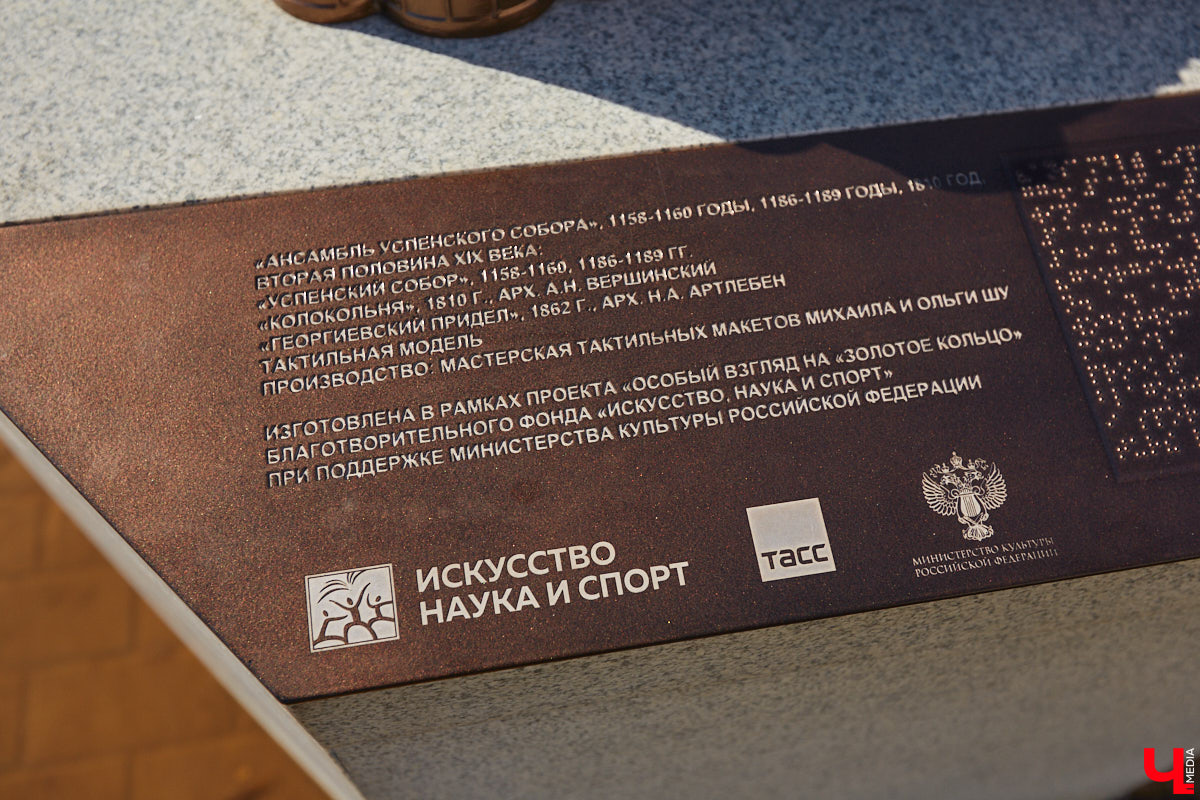 Николай Артлебен родился 25 (13 по старому стилю) марта 1827 года в Москве. По происхождению из дворян. Закончил Московское дворцовое архитектурное училище. 6 августа 1857 года был определен на должность владимирского епархиального архитектора, в обязанности которого входило проектирование, строительство и ремонт храмов и всех сооружений, относящихся к епархиальному ведомству. В 1866 году он стал еще и младшим архитектором Владимирского губернского правления. Поэтому, кроме церквей, спроектировал и несколько значительных светских сооружений, которые до сих пор украшают исторический центр Владимира. Давайте же прогуляемся по городу и полюбуемся шедеврами Николая Артлебена.