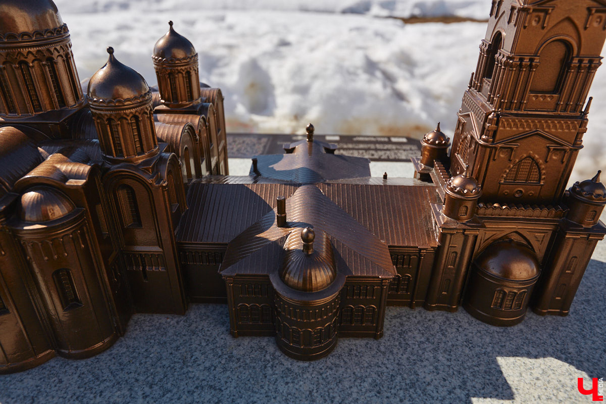 Николай Артлебен родился 25 (13 по старому стилю) марта 1827 года в Москве. По происхождению из дворян. Закончил Московское дворцовое архитектурное училище. 6 августа 1857 года был определен на должность владимирского епархиального архитектора, в обязанности которого входило проектирование, строительство и ремонт храмов и всех сооружений, относящихся к епархиальному ведомству. В 1866 году он стал еще и младшим архитектором Владимирского губернского правления. Поэтому, кроме церквей, спроектировал и несколько значительных светских сооружений, которые до сих пор украшают исторический центр Владимира. Давайте же прогуляемся по городу и полюбуемся шедеврами Николая Артлебена.