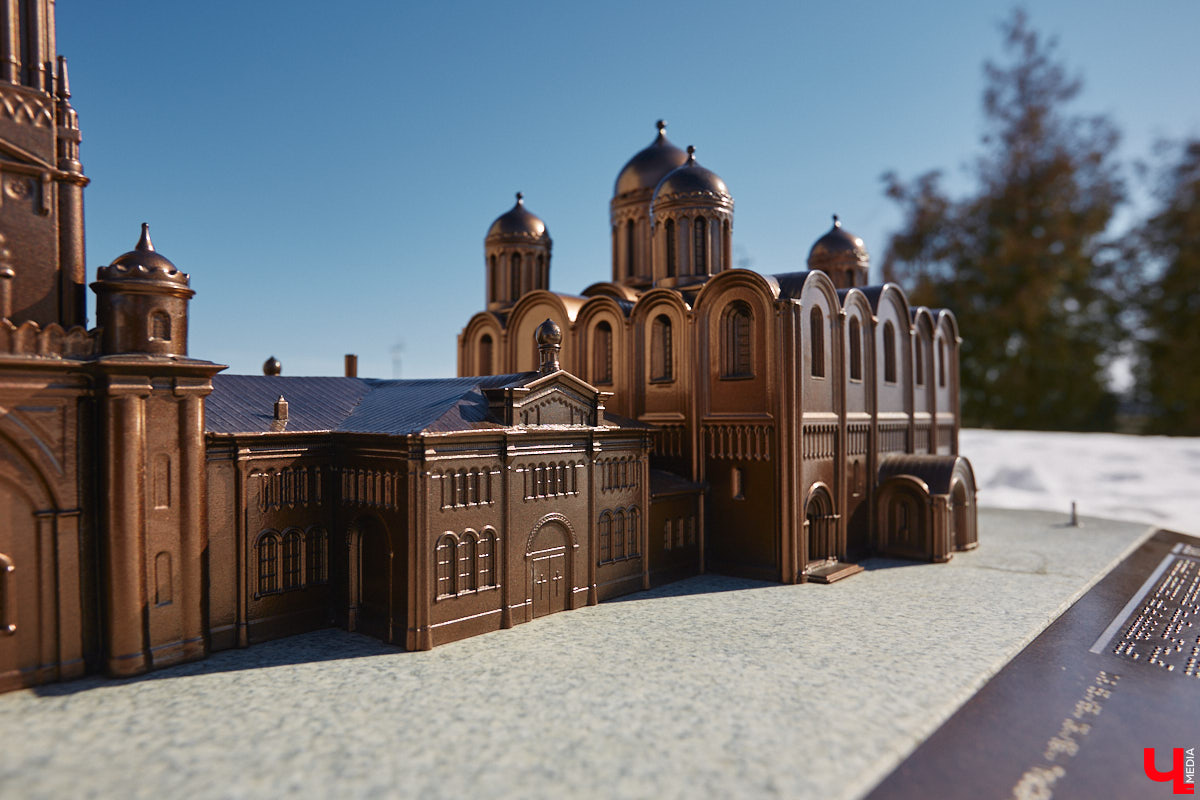 Николай Артлебен родился 25 (13 по старому стилю) марта 1827 года в Москве. По происхождению из дворян. Закончил Московское дворцовое архитектурное училище. 6 августа 1857 года был определен на должность владимирского епархиального архитектора, в обязанности которого входило проектирование, строительство и ремонт храмов и всех сооружений, относящихся к епархиальному ведомству. В 1866 году он стал еще и младшим архитектором Владимирского губернского правления. Поэтому, кроме церквей, спроектировал и несколько значительных светских сооружений, которые до сих пор украшают исторический центр Владимира. Давайте же прогуляемся по городу и полюбуемся шедеврами Николая Артлебена.