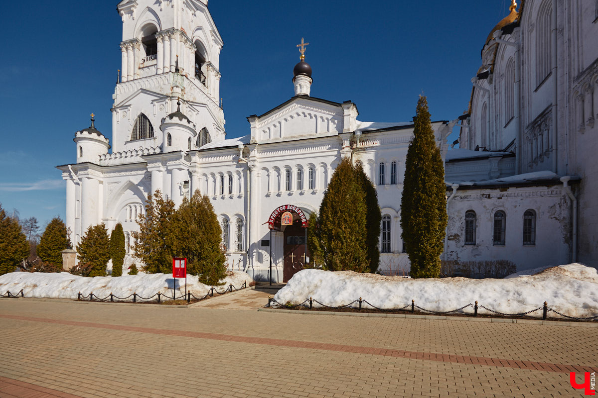 Николай Артлебен родился 25 (13 по старому стилю) марта 1827 года в Москве. По происхождению из дворян. Закончил Московское дворцовое архитектурное училище. 6 августа 1857 года был определен на должность владимирского епархиального архитектора, в обязанности которого входило проектирование, строительство и ремонт храмов и всех сооружений, относящихся к епархиальному ведомству. В 1866 году он стал еще и младшим архитектором Владимирского губернского правления. Поэтому, кроме церквей, спроектировал и несколько значительных светских сооружений, которые до сих пор украшают исторический центр Владимира. Давайте же прогуляемся по городу и полюбуемся шедеврами Николая Артлебена.