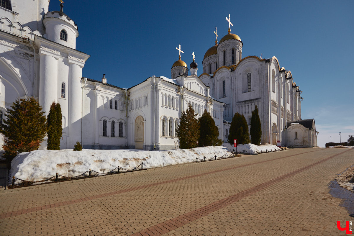 Николай Артлебен родился 25 (13 по старому стилю) марта 1827 года в Москве. По происхождению из дворян. Закончил Московское дворцовое архитектурное училище. 6 августа 1857 года был определен на должность владимирского епархиального архитектора, в обязанности которого входило проектирование, строительство и ремонт храмов и всех сооружений, относящихся к епархиальному ведомству. В 1866 году он стал еще и младшим архитектором Владимирского губернского правления. Поэтому, кроме церквей, спроектировал и несколько значительных светских сооружений, которые до сих пор украшают исторический центр Владимира. Давайте же прогуляемся по городу и полюбуемся шедеврами Николая Артлебена.