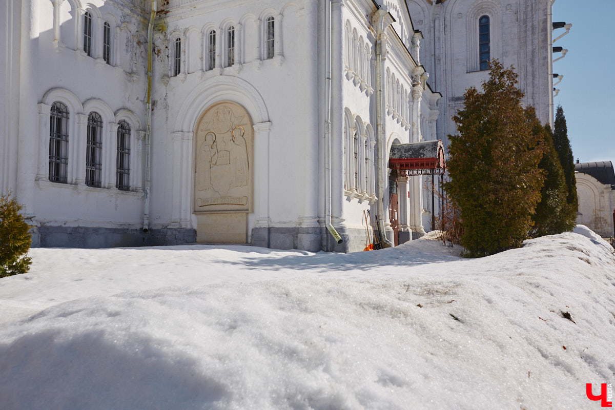 Николай Артлебен родился 25 (13 по старому стилю) марта 1827 года в Москве. По происхождению из дворян. Закончил Московское дворцовое архитектурное училище. 6 августа 1857 года был определен на должность владимирского епархиального архитектора, в обязанности которого входило проектирование, строительство и ремонт храмов и всех сооружений, относящихся к епархиальному ведомству. В 1866 году он стал еще и младшим архитектором Владимирского губернского правления. Поэтому, кроме церквей, спроектировал и несколько значительных светских сооружений, которые до сих пор украшают исторический центр Владимира. Давайте же прогуляемся по городу и полюбуемся шедеврами Николая Артлебена.