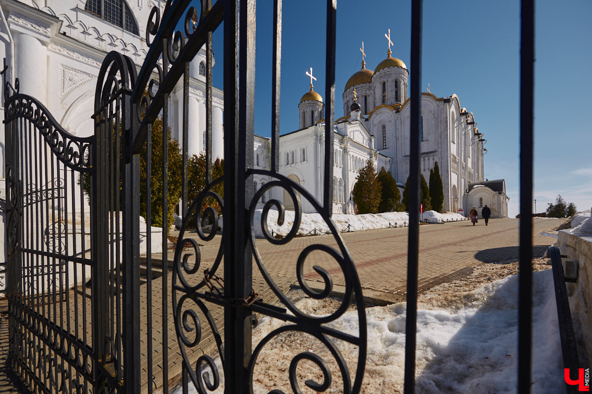 Николай Артлебен родился 25 (13 по старому стилю) марта 1827 года в Москве. По происхождению из дворян. Закончил Московское дворцовое архитектурное училище. 6 августа 1857 года был определен на должность владимирского епархиального архитектора, в обязанности которого входило проектирование, строительство и ремонт храмов и всех сооружений, относящихся к епархиальному ведомству. В 1866 году он стал еще и младшим архитектором Владимирского губернского правления. Поэтому, кроме церквей, спроектировал и несколько значительных светских сооружений, которые до сих пор украшают исторический центр Владимира. Давайте же прогуляемся по городу и полюбуемся шедеврами Николая Артлебена.