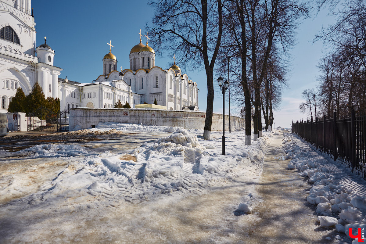 Николай Артлебен родился 25 (13 по старому стилю) марта 1827 года в Москве. По происхождению из дворян. Закончил Московское дворцовое архитектурное училище. 6 августа 1857 года был определен на должность владимирского епархиального архитектора, в обязанности которого входило проектирование, строительство и ремонт храмов и всех сооружений, относящихся к епархиальному ведомству. В 1866 году он стал еще и младшим архитектором Владимирского губернского правления. Поэтому, кроме церквей, спроектировал и несколько значительных светских сооружений, которые до сих пор украшают исторический центр Владимира. Давайте же прогуляемся по городу и полюбуемся шедеврами Николая Артлебена.