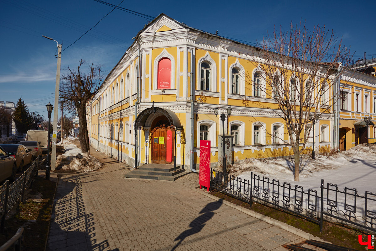 Николай Артлебен родился 25 (13 по старому стилю) марта 1827 года в Москве. По происхождению из дворян. Закончил Московское дворцовое архитектурное училище. 6 августа 1857 года был определен на должность владимирского епархиального архитектора, в обязанности которого входило проектирование, строительство и ремонт храмов и всех сооружений, относящихся к епархиальному ведомству. В 1866 году он стал еще и младшим архитектором Владимирского губернского правления. Поэтому, кроме церквей, спроектировал и несколько значительных светских сооружений, которые до сих пор украшают исторический центр Владимира. Давайте же прогуляемся по городу и полюбуемся шедеврами Николая Артлебена.