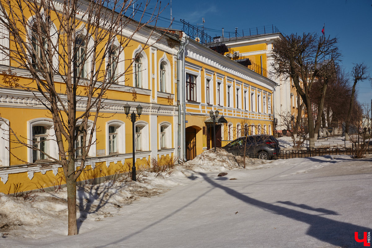 Николай Артлебен родился 25 (13 по старому стилю) марта 1827 года в Москве. По происхождению из дворян. Закончил Московское дворцовое архитектурное училище. 6 августа 1857 года был определен на должность владимирского епархиального архитектора, в обязанности которого входило проектирование, строительство и ремонт храмов и всех сооружений, относящихся к епархиальному ведомству. В 1866 году он стал еще и младшим архитектором Владимирского губернского правления. Поэтому, кроме церквей, спроектировал и несколько значительных светских сооружений, которые до сих пор украшают исторический центр Владимира. Давайте же прогуляемся по городу и полюбуемся шедеврами Николая Артлебена.