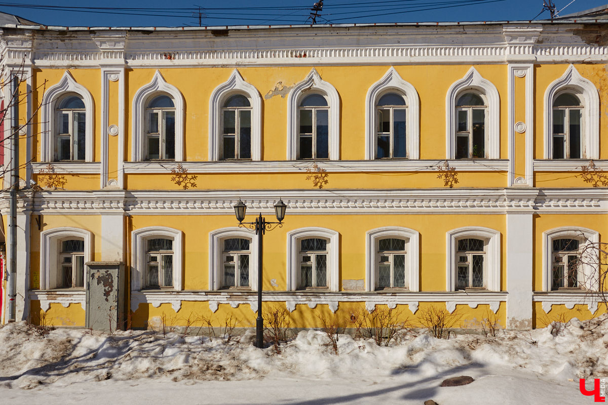 Николай Артлебен родился 25 (13 по старому стилю) марта 1827 года в Москве. По происхождению из дворян. Закончил Московское дворцовое архитектурное училище. 6 августа 1857 года был определен на должность владимирского епархиального архитектора, в обязанности которого входило проектирование, строительство и ремонт храмов и всех сооружений, относящихся к епархиальному ведомству. В 1866 году он стал еще и младшим архитектором Владимирского губернского правления. Поэтому, кроме церквей, спроектировал и несколько значительных светских сооружений, которые до сих пор украшают исторический центр Владимира. Давайте же прогуляемся по городу и полюбуемся шедеврами Николая Артлебена.