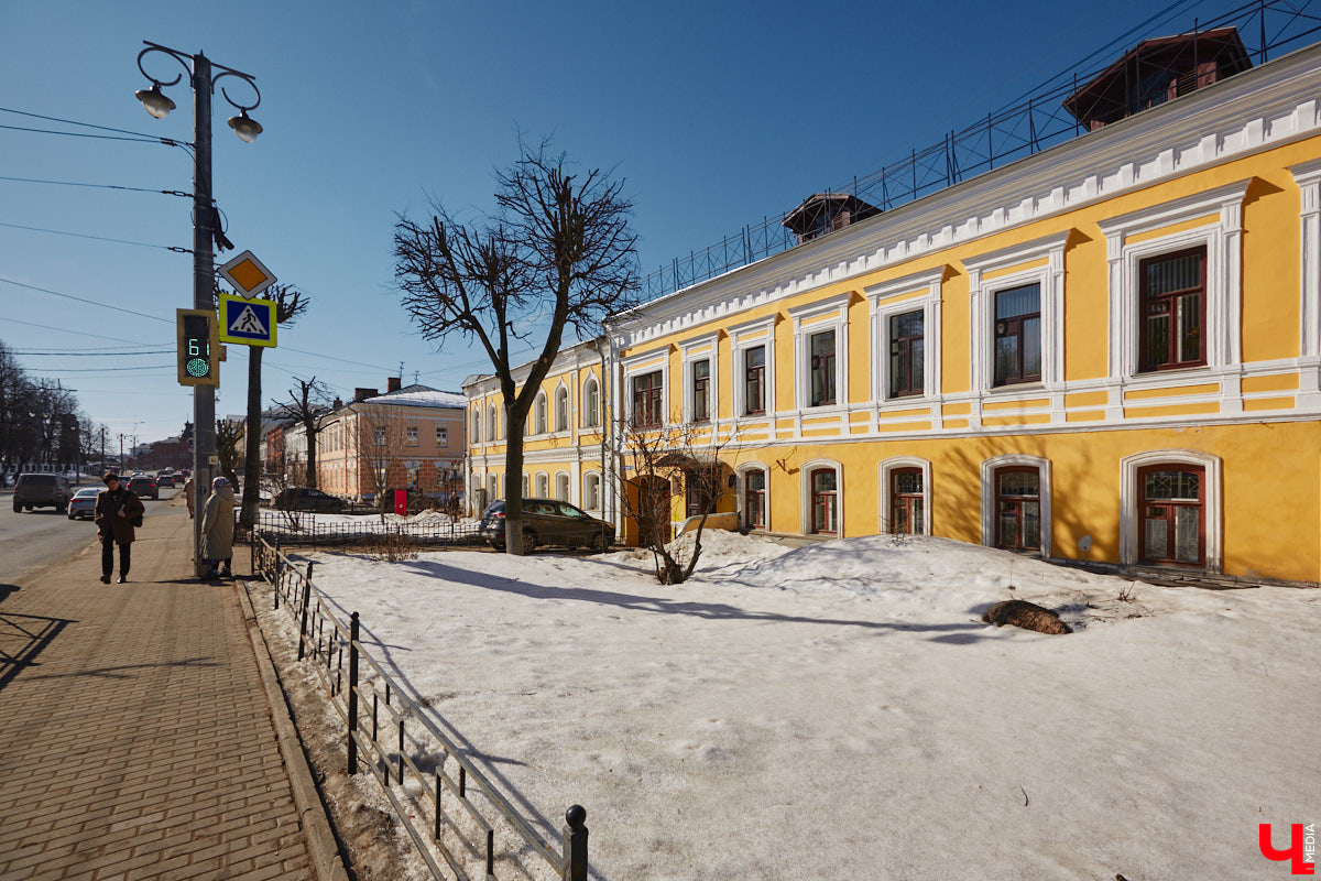 Николай Артлебен родился 25 (13 по старому стилю) марта 1827 года в Москве. По происхождению из дворян. Закончил Московское дворцовое архитектурное училище. 6 августа 1857 года был определен на должность владимирского епархиального архитектора, в обязанности которого входило проектирование, строительство и ремонт храмов и всех сооружений, относящихся к епархиальному ведомству. В 1866 году он стал еще и младшим архитектором Владимирского губернского правления. Поэтому, кроме церквей, спроектировал и несколько значительных светских сооружений, которые до сих пор украшают исторический центр Владимира. Давайте же прогуляемся по городу и полюбуемся шедеврами Николая Артлебена.