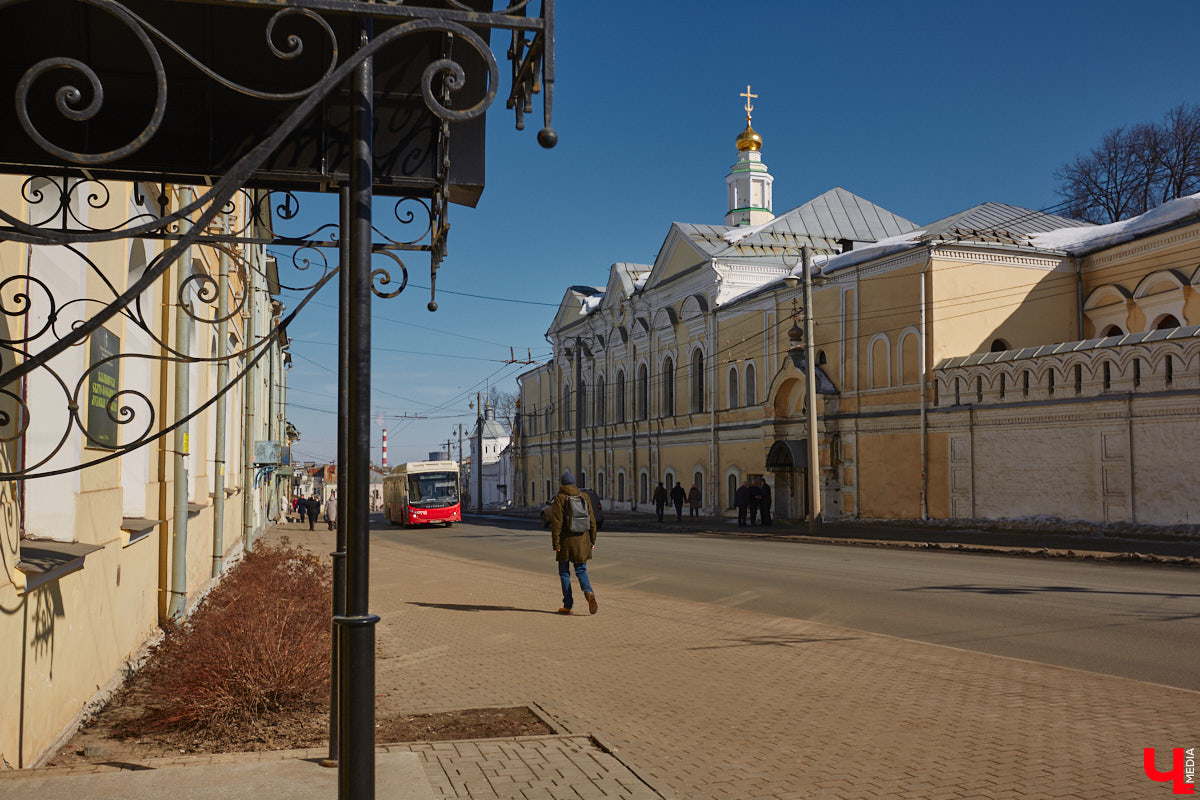 Николай Артлебен родился 25 (13 по старому стилю) марта 1827 года в Москве. По происхождению из дворян. Закончил Московское дворцовое архитектурное училище. 6 августа 1857 года был определен на должность владимирского епархиального архитектора, в обязанности которого входило проектирование, строительство и ремонт храмов и всех сооружений, относящихся к епархиальному ведомству. В 1866 году он стал еще и младшим архитектором Владимирского губернского правления. Поэтому, кроме церквей, спроектировал и несколько значительных светских сооружений, которые до сих пор украшают исторический центр Владимира. Давайте же прогуляемся по городу и полюбуемся шедеврами Николая Артлебена.