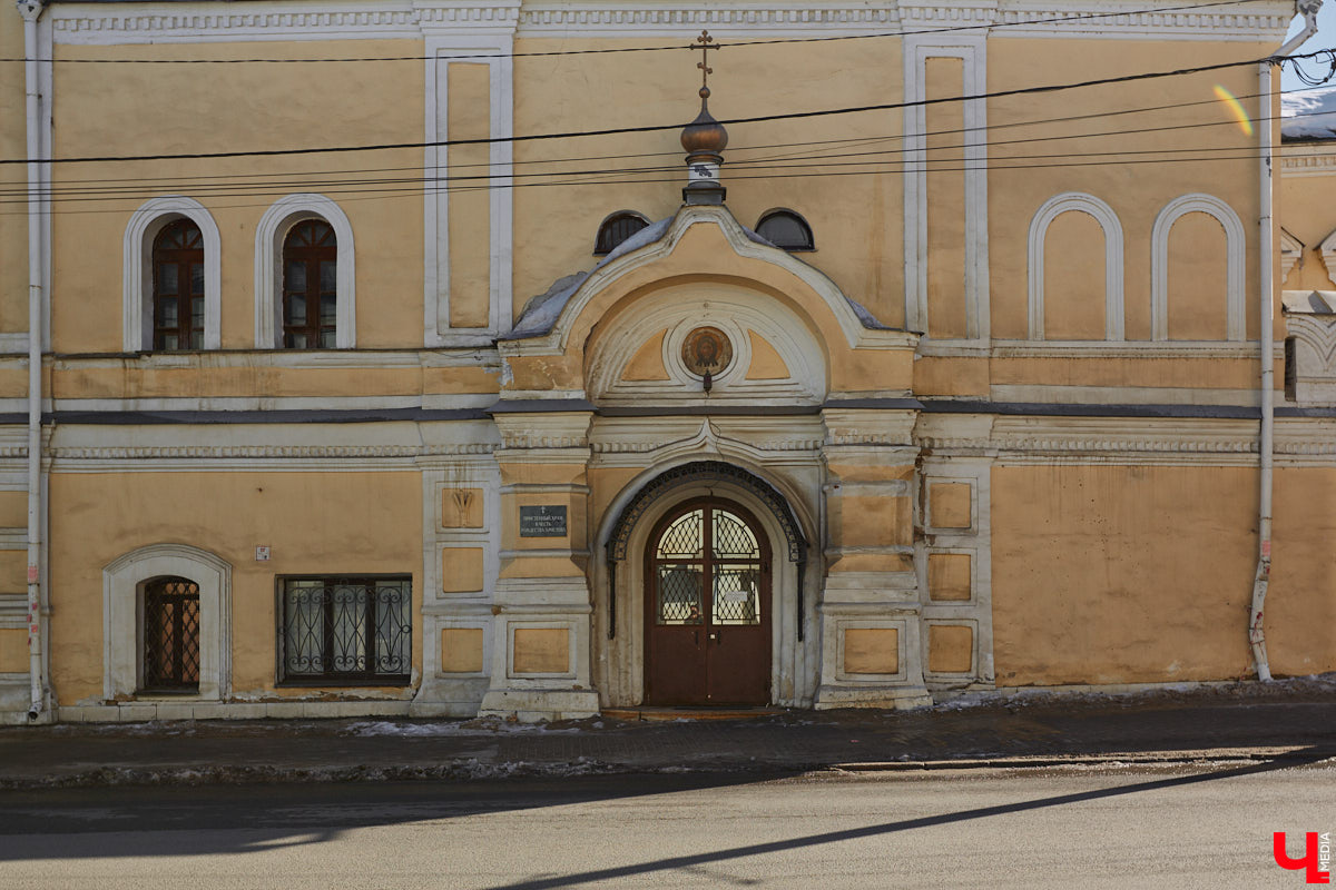 Николай Артлебен родился 25 (13 по старому стилю) марта 1827 года в Москве. По происхождению из дворян. Закончил Московское дворцовое архитектурное училище. 6 августа 1857 года был определен на должность владимирского епархиального архитектора, в обязанности которого входило проектирование, строительство и ремонт храмов и всех сооружений, относящихся к епархиальному ведомству. В 1866 году он стал еще и младшим архитектором Владимирского губернского правления. Поэтому, кроме церквей, спроектировал и несколько значительных светских сооружений, которые до сих пор украшают исторический центр Владимира. Давайте же прогуляемся по городу и полюбуемся шедеврами Николая Артлебена.