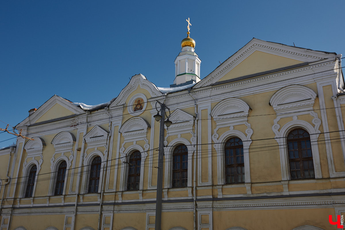 Николай Артлебен родился 25 (13 по старому стилю) марта 1827 года в Москве. По происхождению из дворян. Закончил Московское дворцовое архитектурное училище. 6 августа 1857 года был определен на должность владимирского епархиального архитектора, в обязанности которого входило проектирование, строительство и ремонт храмов и всех сооружений, относящихся к епархиальному ведомству. В 1866 году он стал еще и младшим архитектором Владимирского губернского правления. Поэтому, кроме церквей, спроектировал и несколько значительных светских сооружений, которые до сих пор украшают исторический центр Владимира. Давайте же прогуляемся по городу и полюбуемся шедеврами Николая Артлебена.