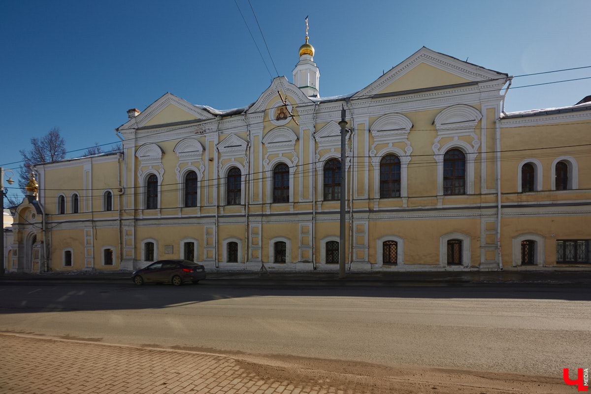 Николай Артлебен родился 25 (13 по старому стилю) марта 1827 года в Москве. По происхождению из дворян. Закончил Московское дворцовое архитектурное училище. 6 августа 1857 года был определен на должность владимирского епархиального архитектора, в обязанности которого входило проектирование, строительство и ремонт храмов и всех сооружений, относящихся к епархиальному ведомству. В 1866 году он стал еще и младшим архитектором Владимирского губернского правления. Поэтому, кроме церквей, спроектировал и несколько значительных светских сооружений, которые до сих пор украшают исторический центр Владимира. Давайте же прогуляемся по городу и полюбуемся шедеврами Николая Артлебена.