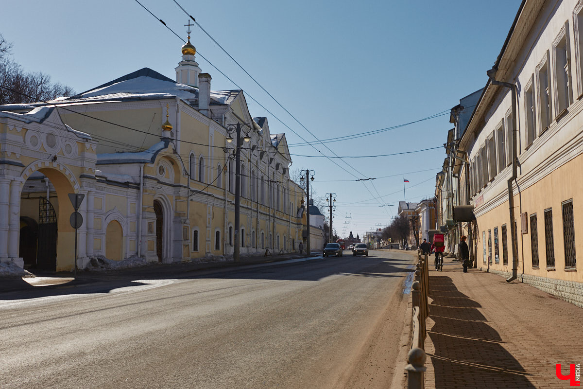 Николай Артлебен родился 25 (13 по старому стилю) марта 1827 года в Москве. По происхождению из дворян. Закончил Московское дворцовое архитектурное училище. 6 августа 1857 года был определен на должность владимирского епархиального архитектора, в обязанности которого входило проектирование, строительство и ремонт храмов и всех сооружений, относящихся к епархиальному ведомству. В 1866 году он стал еще и младшим архитектором Владимирского губернского правления. Поэтому, кроме церквей, спроектировал и несколько значительных светских сооружений, которые до сих пор украшают исторический центр Владимира. Давайте же прогуляемся по городу и полюбуемся шедеврами Николая Артлебена.