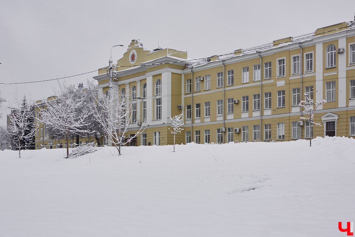 Николай Артлебен родился 25 (13 по старому стилю) марта 1827 года в Москве. По происхождению из дворян. Закончил Московское дворцовое архитектурное училище. 6 августа 1857 года был определен на должность владимирского епархиального архитектора, в обязанности которого входило проектирование, строительство и ремонт храмов и всех сооружений, относящихся к епархиальному ведомству. В 1866 году он стал еще и младшим архитектором Владимирского губернского правления. Поэтому, кроме церквей, спроектировал и несколько значительных светских сооружений, которые до сих пор украшают исторический центр Владимира. Давайте же прогуляемся по городу и полюбуемся шедеврами Николая Артлебена.