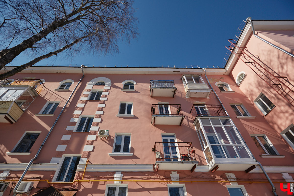 Каково жить в «сталинке» 1955 года строения в самом сердце Владимира большой семье, которая несколько лет обитала в микрорайоне Пиганово и планировала скорее переезд в коттедж с собственным участком земли? Об этом «Ключ-Медиа» поведала многодетная мама и хозяйка четырехкомнатной квартиры с французскими окнами, расположенной в доме на Больших Ременниках, Алёна Ишутина.