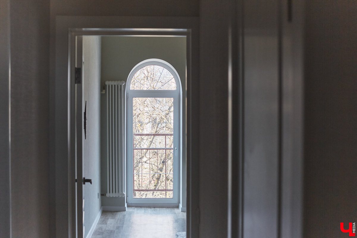 Каково жить в «сталинке» 1955 года строения в самом сердце Владимира большой семье, которая несколько лет обитала в микрорайоне Пиганово и планировала скорее переезд в коттедж с собственным участком земли? Об этом «Ключ-Медиа» поведала многодетная мама и хозяйка четырехкомнатной квартиры с французскими окнами, расположенной в доме на Больших Ременниках, Алёна Ишутина.