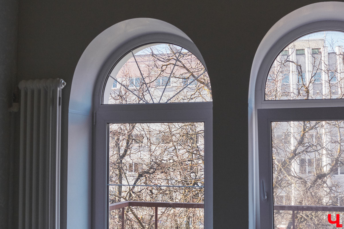 Каково жить в «сталинке» 1955 года строения в самом сердце Владимира большой семье, которая несколько лет обитала в микрорайоне Пиганово и планировала скорее переезд в коттедж с собственным участком земли? Об этом «Ключ-Медиа» поведала многодетная мама и хозяйка четырехкомнатной квартиры с французскими окнами, расположенной в доме на Больших Ременниках, Алёна Ишутина.