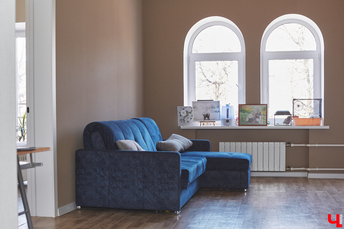 Каково жить в «сталинке» 1955 года строения в самом сердце Владимира большой семье, которая несколько лет обитала в микрорайоне Пиганово и планировала скорее переезд в коттедж с собственным участком земли? Об этом «Ключ-Медиа» поведала многодетная мама и хозяйка четырехкомнатной квартиры с французскими окнами, расположенной в доме на Больших Ременниках, Алёна Ишутина.