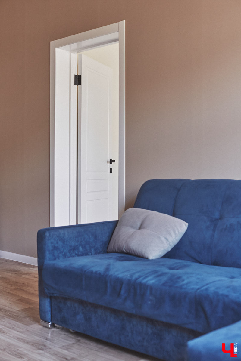 Каково жить в «сталинке» 1955 года строения в самом сердце Владимира большой семье, которая несколько лет обитала в микрорайоне Пиганово и планировала скорее переезд в коттедж с собственным участком земли? Об этом «Ключ-Медиа» поведала многодетная мама и хозяйка четырехкомнатной квартиры с французскими окнами, расположенной в доме на Больших Ременниках, Алёна Ишутина.