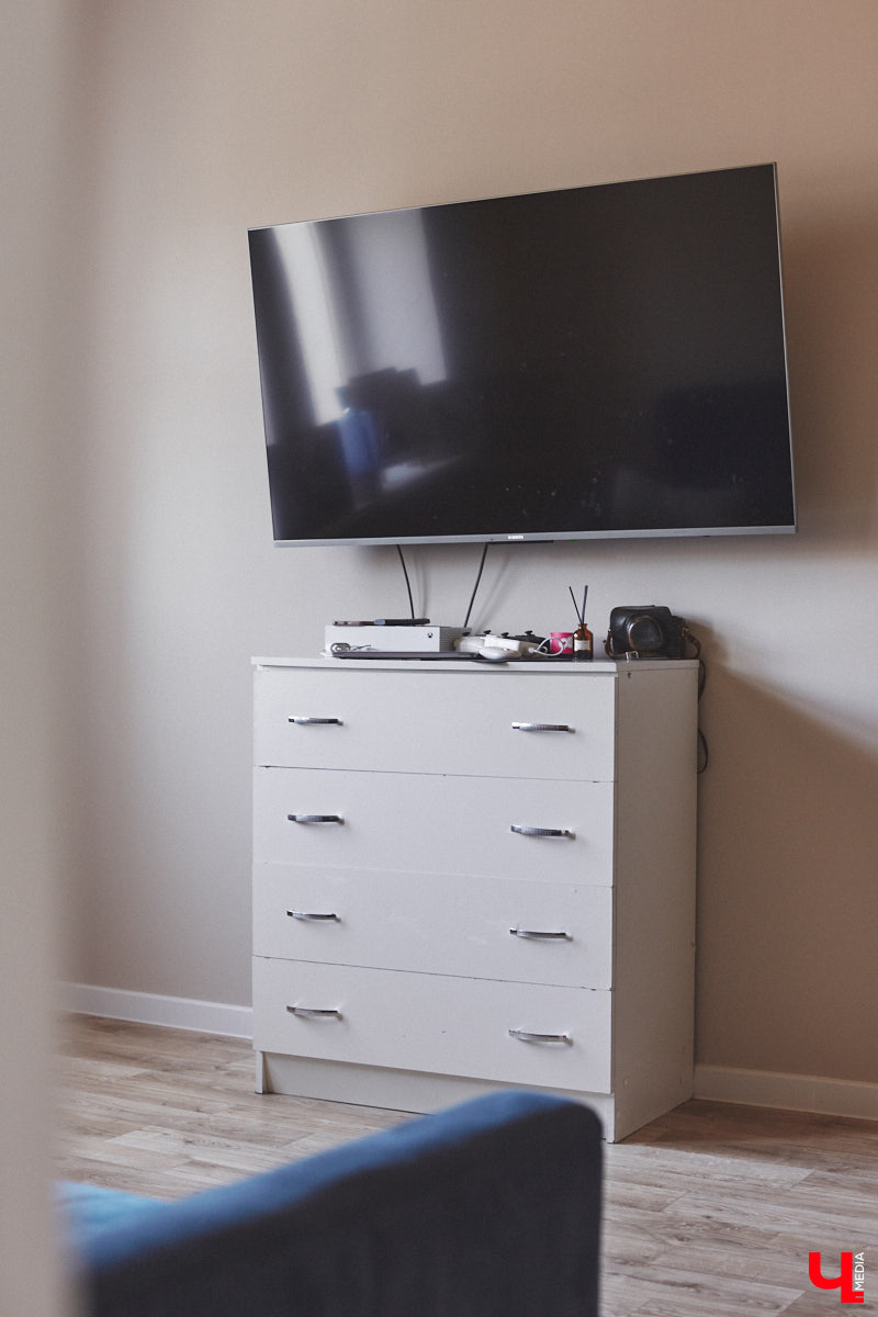 Каково жить в «сталинке» 1955 года строения в самом сердце Владимира большой семье, которая несколько лет обитала в микрорайоне Пиганово и планировала скорее переезд в коттедж с собственным участком земли? Об этом «Ключ-Медиа» поведала многодетная мама и хозяйка четырехкомнатной квартиры с французскими окнами, расположенной в доме на Больших Ременниках, Алёна Ишутина.