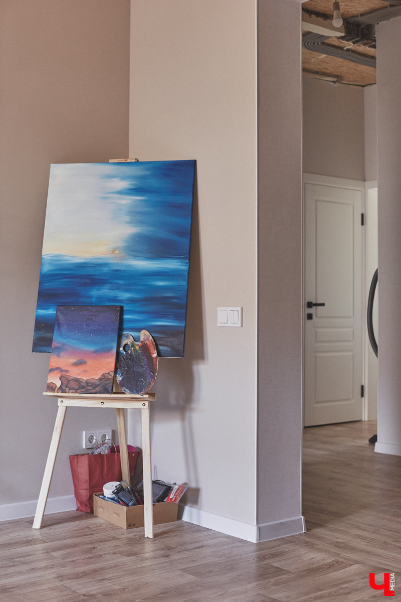 Каково жить в «сталинке» 1955 года строения в самом сердце Владимира большой семье, которая несколько лет обитала в микрорайоне Пиганово и планировала скорее переезд в коттедж с собственным участком земли? Об этом «Ключ-Медиа» поведала многодетная мама и хозяйка четырехкомнатной квартиры с французскими окнами, расположенной в доме на Больших Ременниках, Алёна Ишутина.