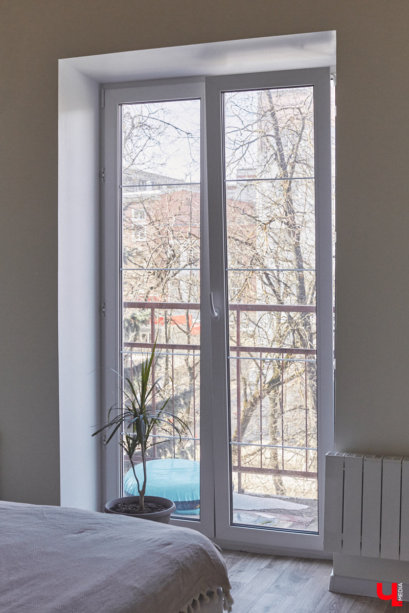 Каково жить в «сталинке» 1955 года строения в самом сердце Владимира большой семье, которая несколько лет обитала в микрорайоне Пиганово и планировала скорее переезд в коттедж с собственным участком земли? Об этом «Ключ-Медиа» поведала многодетная мама и хозяйка четырехкомнатной квартиры с французскими окнами, расположенной в доме на Больших Ременниках, Алёна Ишутина.