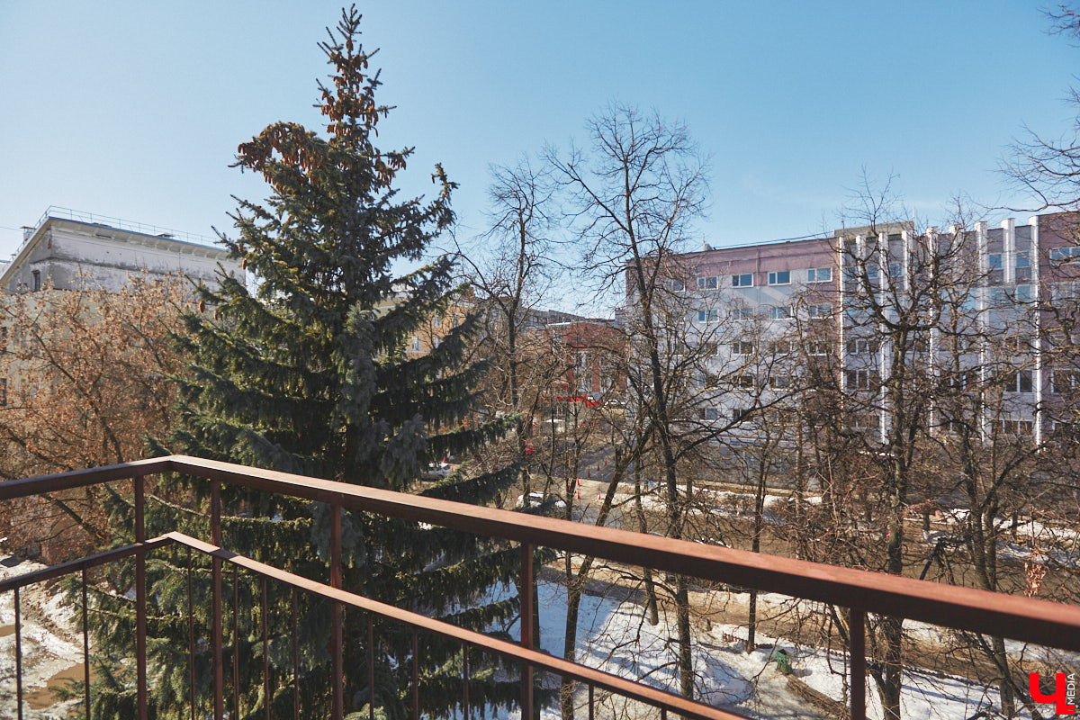 Каково жить в «сталинке» 1955 года строения в самом сердце Владимира большой семье, которая несколько лет обитала в микрорайоне Пиганово и планировала скорее переезд в коттедж с собственным участком земли? Об этом «Ключ-Медиа» поведала многодетная мама и хозяйка четырехкомнатной квартиры с французскими окнами, расположенной в доме на Больших Ременниках, Алёна Ишутина.