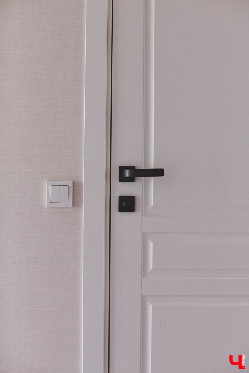 Каково жить в «сталинке» 1955 года строения в самом сердце Владимира большой семье, которая несколько лет обитала в микрорайоне Пиганово и планировала скорее переезд в коттедж с собственным участком земли? Об этом «Ключ-Медиа» поведала многодетная мама и хозяйка четырехкомнатной квартиры с французскими окнами, расположенной в доме на Больших Ременниках, Алёна Ишутина.