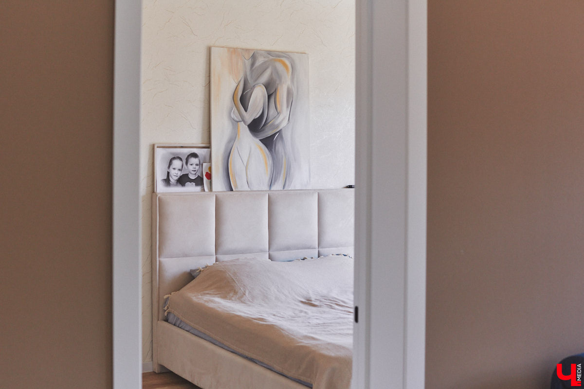 Каково жить в «сталинке» 1955 года строения в самом сердце Владимира большой семье, которая несколько лет обитала в микрорайоне Пиганово и планировала скорее переезд в коттедж с собственным участком земли? Об этом «Ключ-Медиа» поведала многодетная мама и хозяйка четырехкомнатной квартиры с французскими окнами, расположенной в доме на Больших Ременниках, Алёна Ишутина.