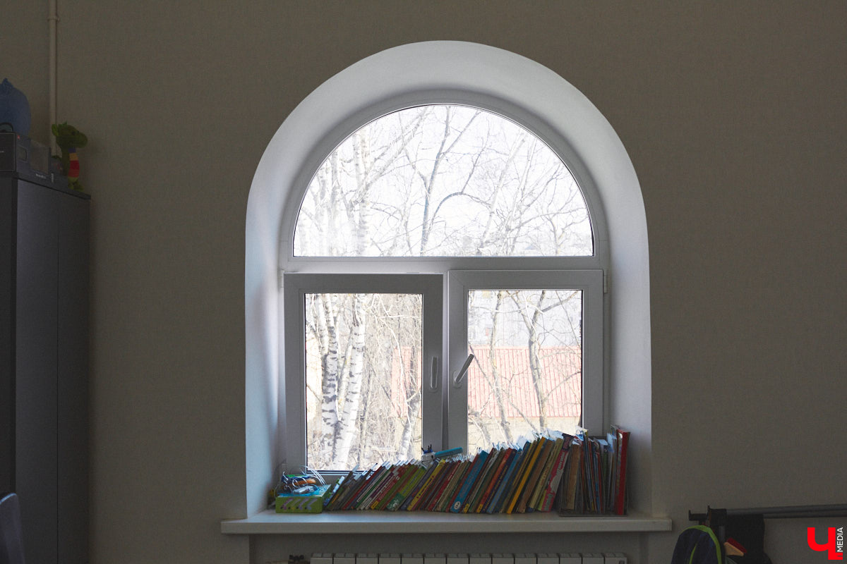 Каково жить в «сталинке» 1955 года строения в самом сердце Владимира большой семье, которая несколько лет обитала в микрорайоне Пиганово и планировала скорее переезд в коттедж с собственным участком земли? Об этом «Ключ-Медиа» поведала многодетная мама и хозяйка четырехкомнатной квартиры с французскими окнами, расположенной в доме на Больших Ременниках, Алёна Ишутина.