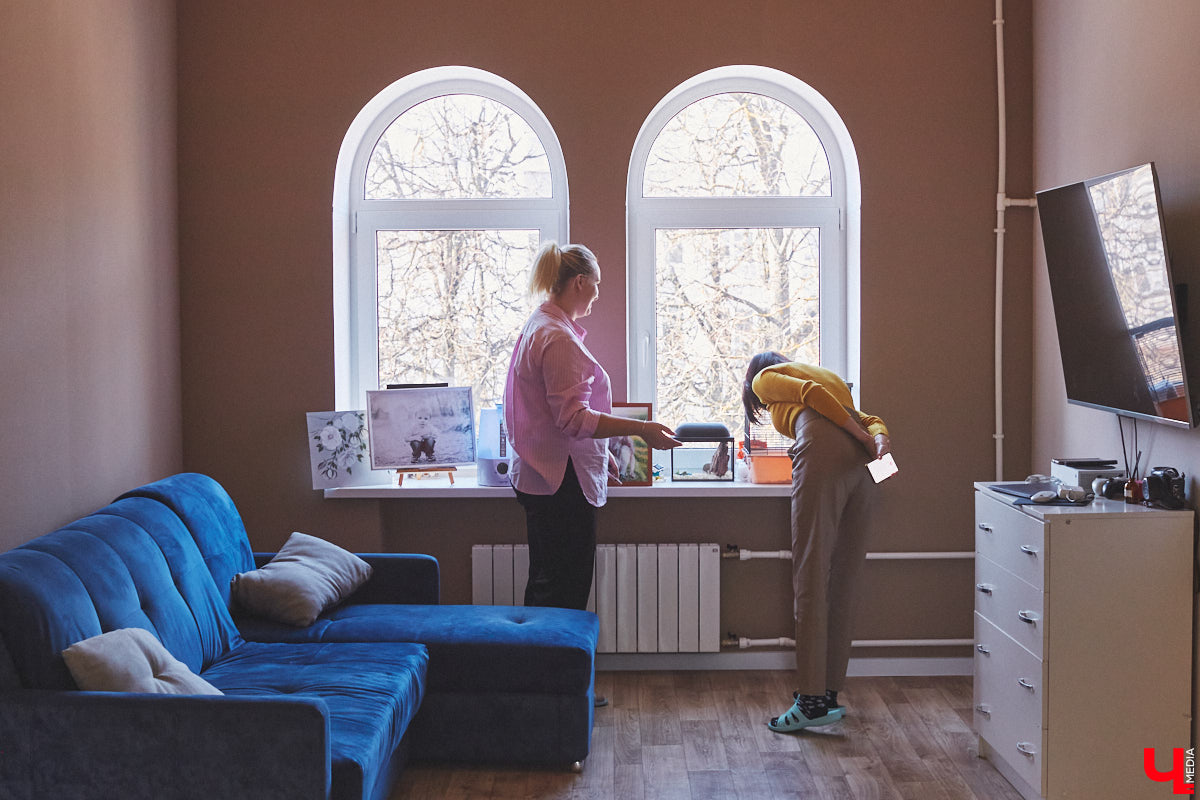 Каково жить в «сталинке» 1955 года строения в самом сердце Владимира большой семье, которая несколько лет обитала в микрорайоне Пиганово и планировала скорее переезд в коттедж с собственным участком земли? Об этом «Ключ-Медиа» поведала многодетная мама и хозяйка четырехкомнатной квартиры с французскими окнами, расположенной в доме на Больших Ременниках, Алёна Ишутина.