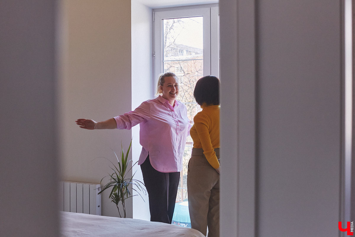 Каково жить в «сталинке» 1955 года строения в самом сердце Владимира большой семье, которая несколько лет обитала в микрорайоне Пиганово и планировала скорее переезд в коттедж с собственным участком земли? Об этом «Ключ-Медиа» поведала многодетная мама и хозяйка четырехкомнатной квартиры с французскими окнами, расположенной в доме на Больших Ременниках, Алёна Ишутина.