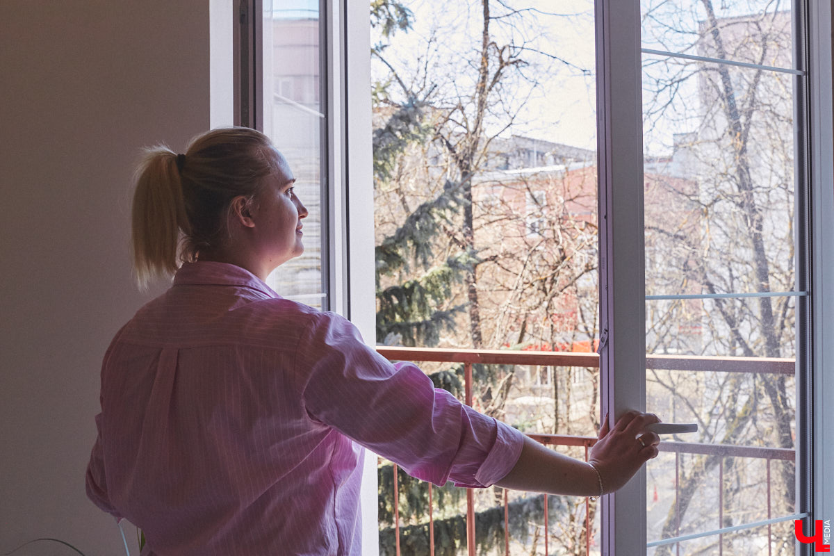 Каково жить в «сталинке» 1955 года строения в самом сердце Владимира большой семье, которая несколько лет обитала в микрорайоне Пиганово и планировала скорее переезд в коттедж с собственным участком земли? Об этом «Ключ-Медиа» поведала многодетная мама и хозяйка четырехкомнатной квартиры с французскими окнами, расположенной в доме на Больших Ременниках, Алёна Ишутина.