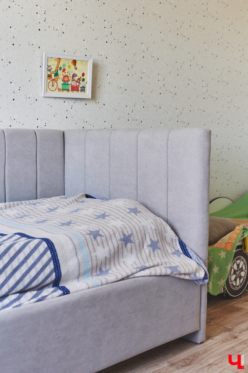 Каково жить в «сталинке» 1955 года строения в самом сердце Владимира большой семье, которая несколько лет обитала в микрорайоне Пиганово и планировала скорее переезд в коттедж с собственным участком земли? Об этом «Ключ-Медиа» поведала многодетная мама и хозяйка четырехкомнатной квартиры с французскими окнами, расположенной в доме на Больших Ременниках, Алёна Ишутина.