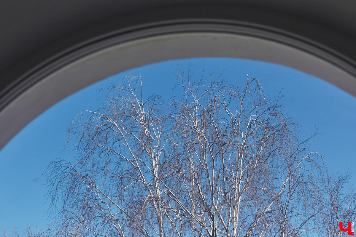 Каково жить в «сталинке» 1955 года строения в самом сердце Владимира большой семье, которая несколько лет обитала в микрорайоне Пиганово и планировала скорее переезд в коттедж с собственным участком земли? Об этом «Ключ-Медиа» поведала многодетная мама и хозяйка четырехкомнатной квартиры с французскими окнами, расположенной в доме на Больших Ременниках, Алёна Ишутина.