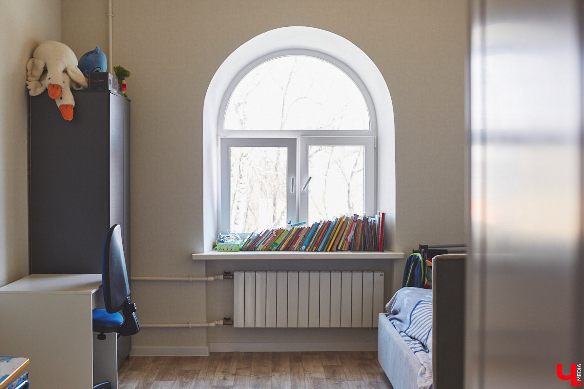 Каково жить в «сталинке» 1955 года строения в самом сердце Владимира большой семье, которая несколько лет обитала в микрорайоне Пиганово и планировала скорее переезд в коттедж с собственным участком земли? Об этом «Ключ-Медиа» поведала многодетная мама и хозяйка четырехкомнатной квартиры с французскими окнами, расположенной в доме на Больших Ременниках, Алёна Ишутина.