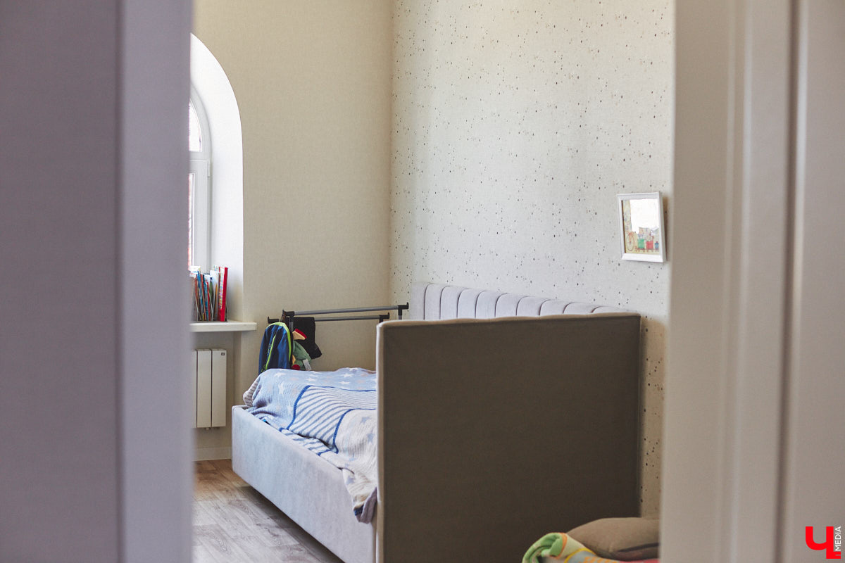 Каково жить в «сталинке» 1955 года строения в самом сердце Владимира большой семье, которая несколько лет обитала в микрорайоне Пиганово и планировала скорее переезд в коттедж с собственным участком земли? Об этом «Ключ-Медиа» поведала многодетная мама и хозяйка четырехкомнатной квартиры с французскими окнами, расположенной в доме на Больших Ременниках, Алёна Ишутина.