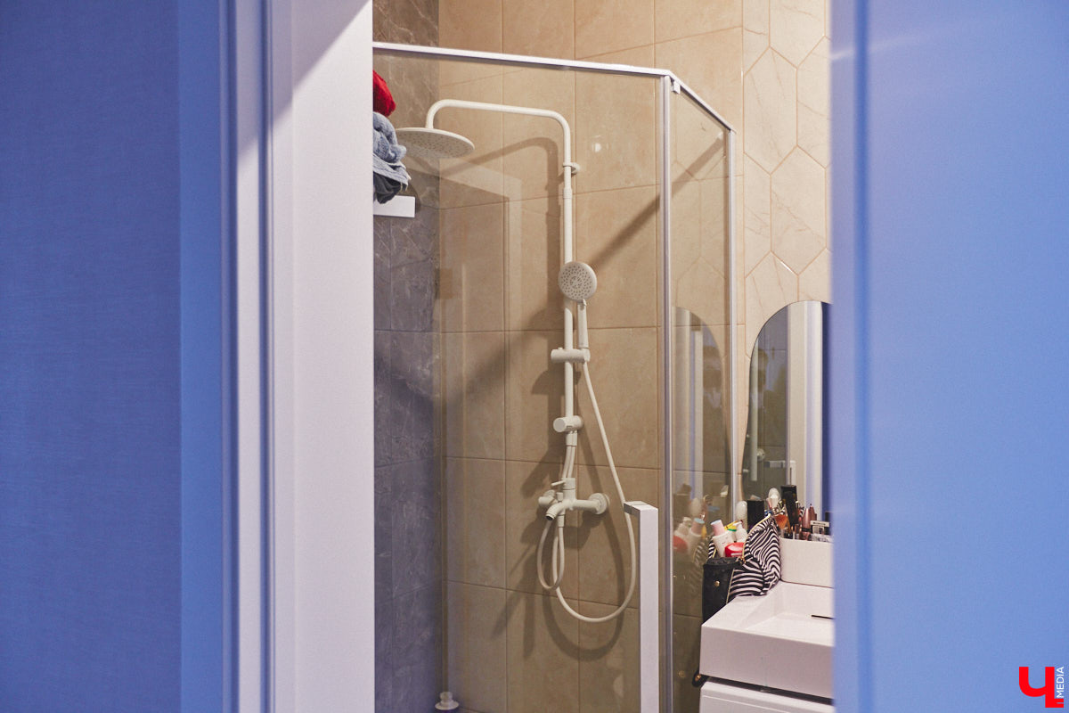 Каково жить в «сталинке» 1955 года строения в самом сердце Владимира большой семье, которая несколько лет обитала в микрорайоне Пиганово и планировала скорее переезд в коттедж с собственным участком земли? Об этом «Ключ-Медиа» поведала многодетная мама и хозяйка четырехкомнатной квартиры с французскими окнами, расположенной в доме на Больших Ременниках, Алёна Ишутина.