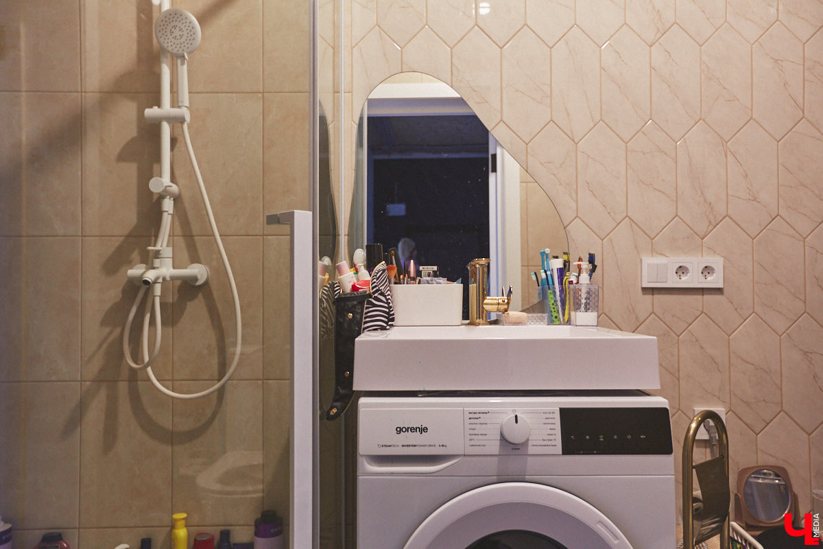 Каково жить в «сталинке» 1955 года строения в самом сердце Владимира большой семье, которая несколько лет обитала в микрорайоне Пиганово и планировала скорее переезд в коттедж с собственным участком земли? Об этом «Ключ-Медиа» поведала многодетная мама и хозяйка четырехкомнатной квартиры с французскими окнами, расположенной в доме на Больших Ременниках, Алёна Ишутина.