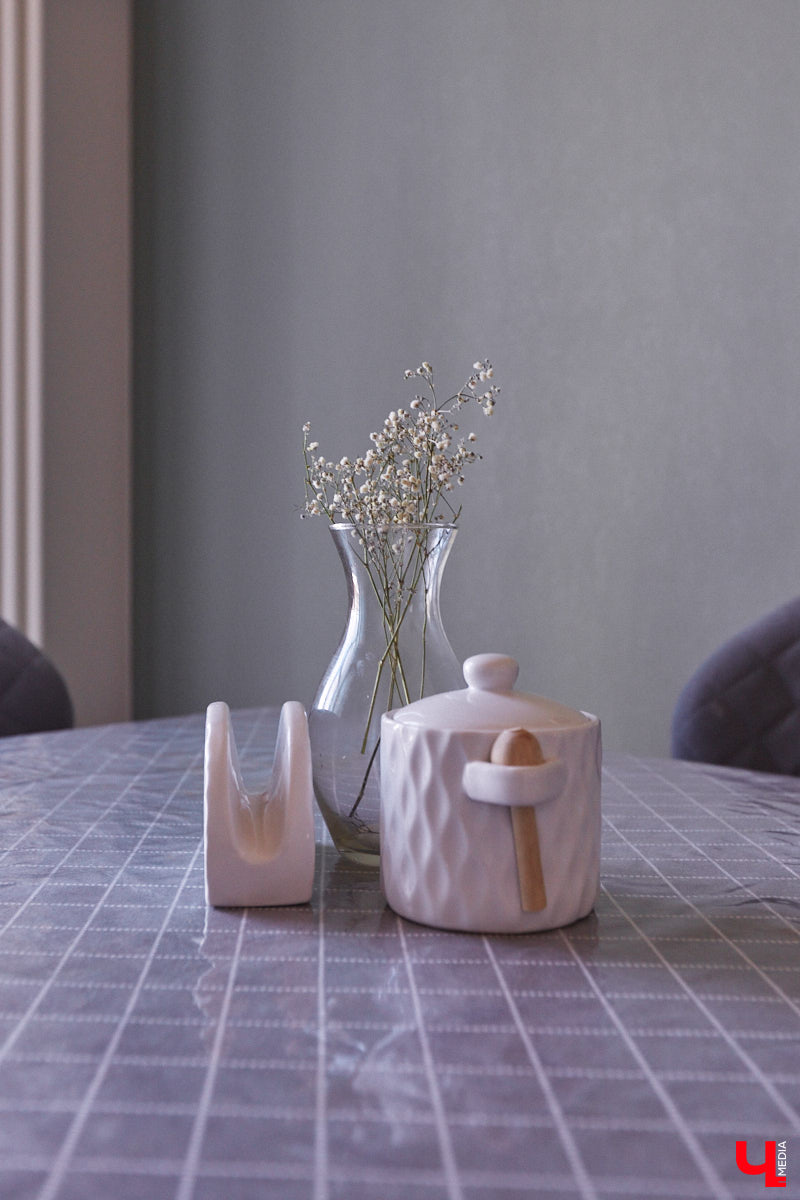 Каково жить в «сталинке» 1955 года строения в самом сердце Владимира большой семье, которая несколько лет обитала в микрорайоне Пиганово и планировала скорее переезд в коттедж с собственным участком земли? Об этом «Ключ-Медиа» поведала многодетная мама и хозяйка четырехкомнатной квартиры с французскими окнами, расположенной в доме на Больших Ременниках, Алёна Ишутина.