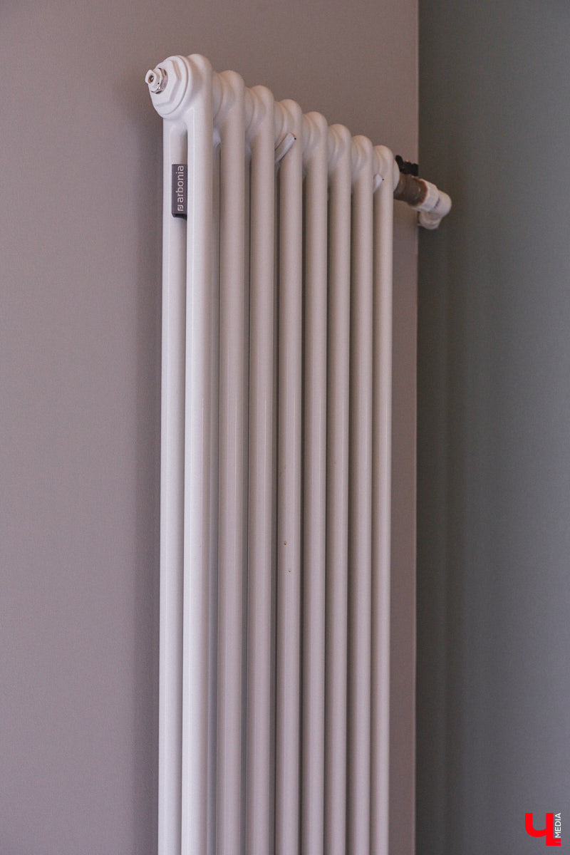 Каково жить в «сталинке» 1955 года строения в самом сердце Владимира большой семье, которая несколько лет обитала в микрорайоне Пиганово и планировала скорее переезд в коттедж с собственным участком земли? Об этом «Ключ-Медиа» поведала многодетная мама и хозяйка четырехкомнатной квартиры с французскими окнами, расположенной в доме на Больших Ременниках, Алёна Ишутина.