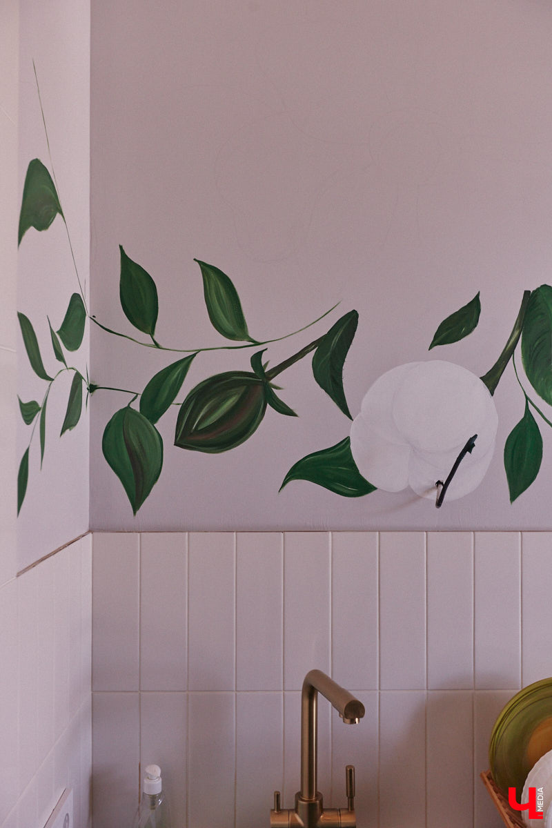 Каково жить в «сталинке» 1955 года строения в самом сердце Владимира большой семье, которая несколько лет обитала в микрорайоне Пиганово и планировала скорее переезд в коттедж с собственным участком земли? Об этом «Ключ-Медиа» поведала многодетная мама и хозяйка четырехкомнатной квартиры с французскими окнами, расположенной в доме на Больших Ременниках, Алёна Ишутина.