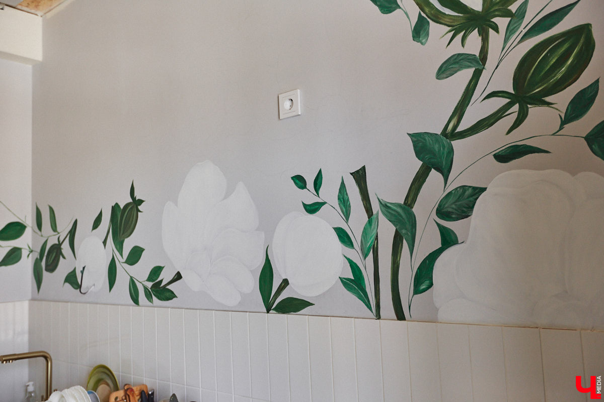 Каково жить в «сталинке» 1955 года строения в самом сердце Владимира большой семье, которая несколько лет обитала в микрорайоне Пиганово и планировала скорее переезд в коттедж с собственным участком земли? Об этом «Ключ-Медиа» поведала многодетная мама и хозяйка четырехкомнатной квартиры с французскими окнами, расположенной в доме на Больших Ременниках, Алёна Ишутина.