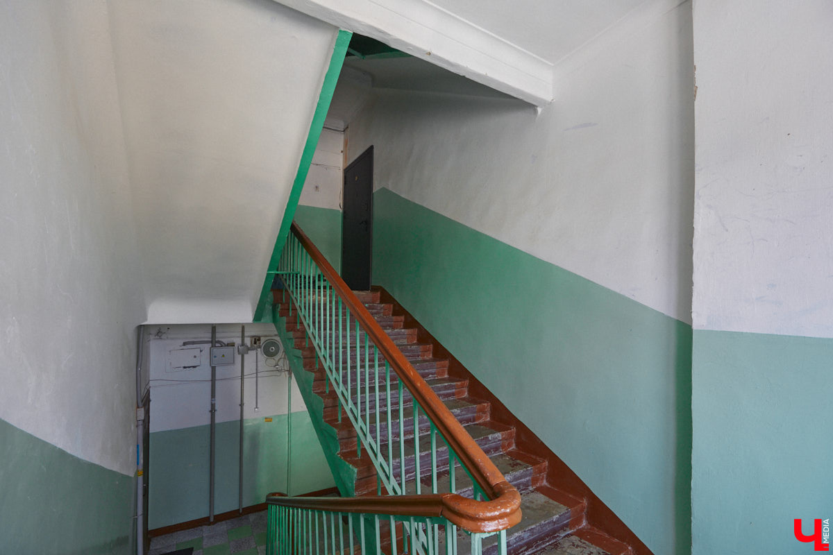 Каково жить в «сталинке» 1955 года строения в самом сердце Владимира большой семье, которая несколько лет обитала в микрорайоне Пиганово и планировала скорее переезд в коттедж с собственным участком земли? Об этом «Ключ-Медиа» поведала многодетная мама и хозяйка четырехкомнатной квартиры с французскими окнами, расположенной в доме на Больших Ременниках, Алёна Ишутина.