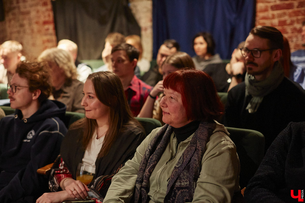 Гусь-Хрустальный до сих пор является стекольной столицей России, однако о его прежней мощи остается лишь вспоминать. Владимирские журналисты собрали уникальные сведения о промышленном кризисе в единую летопись и показали ее в своем документальном фильме, который мы на днях посмотрели.