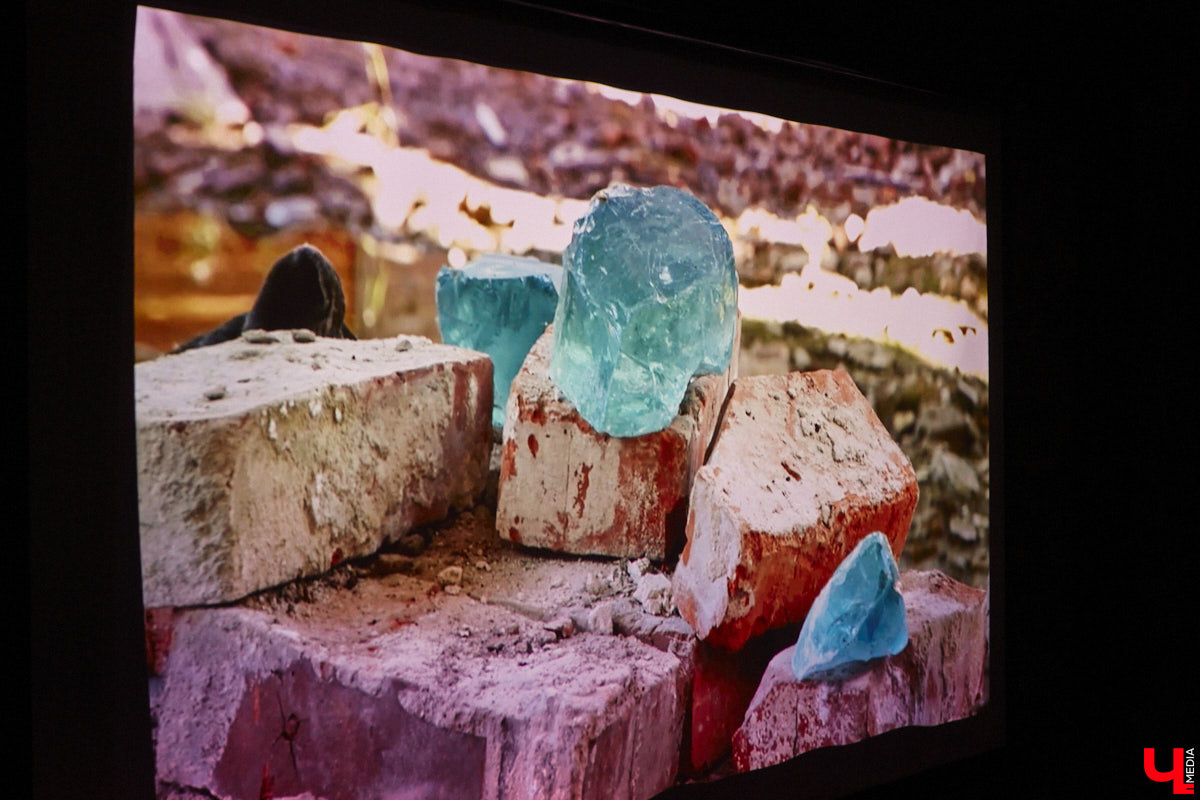 Гусь-Хрустальный до сих пор является стекольной столицей России, однако о его прежней мощи остается лишь вспоминать. Владимирские журналисты собрали уникальные сведения о промышленном кризисе в единую летопись и показали ее в своем документальном фильме, который мы на днях посмотрели.