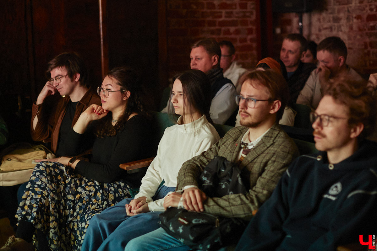 Гусь-Хрустальный до сих пор является стекольной столицей России, однако о его прежней мощи остается лишь вспоминать. Владимирские журналисты собрали уникальные сведения о промышленном кризисе в единую летопись и показали ее в своем документальном фильме, который мы на днях посмотрели.