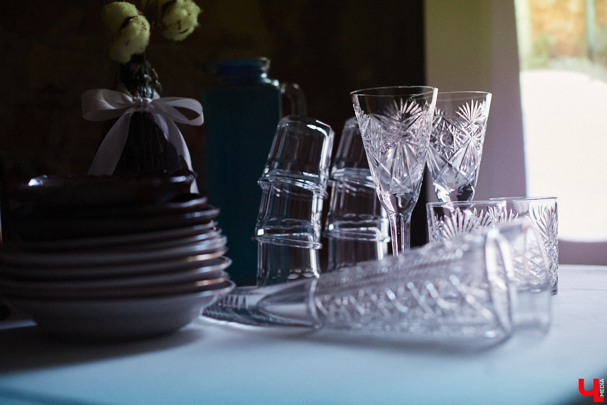 Гусь-Хрустальный до сих пор является стекольной столицей России, однако о его прежней мощи остается лишь вспоминать. Владимирские журналисты собрали уникальные сведения о промышленном кризисе в единую летопись и показали ее в своем документальном фильме, который мы на днях посмотрели.